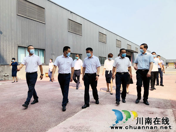 付小平到泸州民建会员企业时为节能科技有限公司调研(图1) 付小平到泸州民建会员企业时为节能科技有限公司调研(图1)