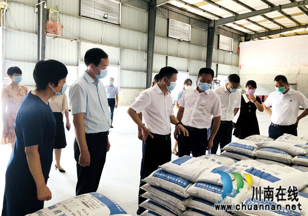 付小平到泸州民建会员企业时为节能科技有限公司调研(图2) 付小平到泸州民建会员企业时为节能科技有限公司调研(图2)