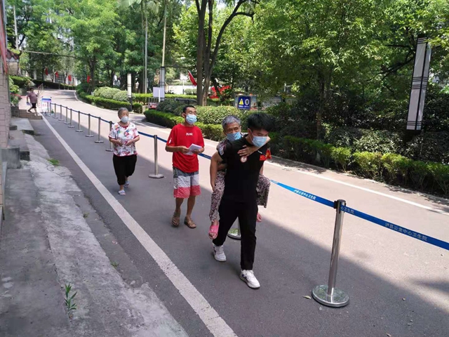 泸县云龙镇：疫情防控不放松，志愿服务展风采(图2)
