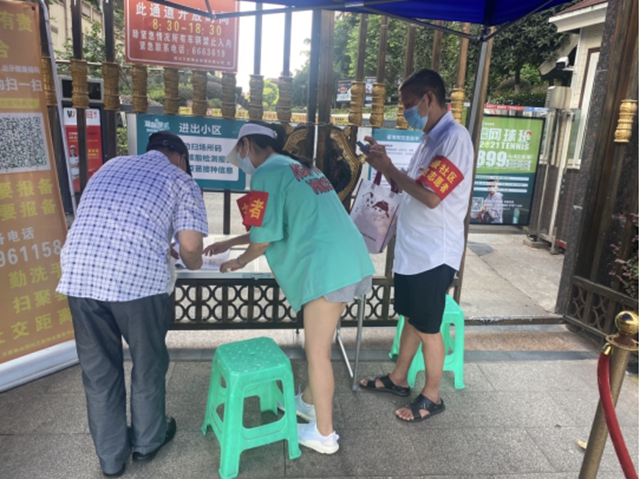 江阳区华阳街道抗疫先锋:最美70后,小区的守护者(图1) 江阳区华阳街道抗疫先锋:最美70后,小区的守护者(图1)