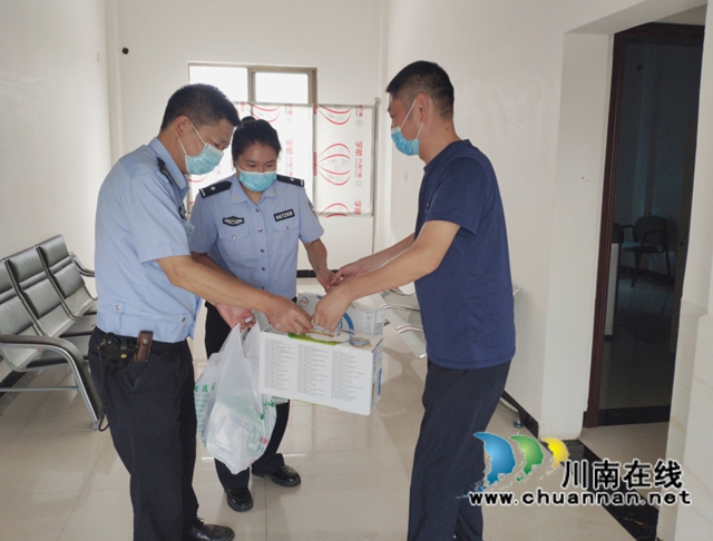 宜宾南溪区长兴镇：炎炎夏日送清凉 浓浓关怀暖人心(图2)