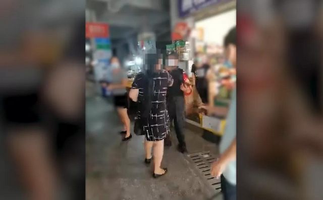 泸州大妈不配合防疫工作，倒地耍赖！(图3)