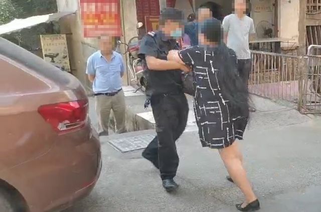 泸州大妈不配合防疫工作，倒地耍赖！(图4)