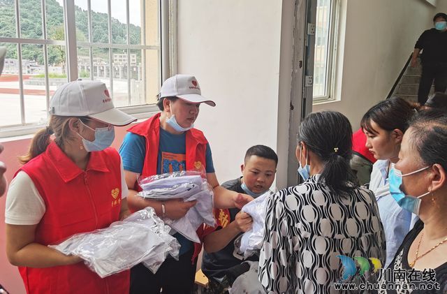  一套换洗衣服  一份协会爱心(图1)