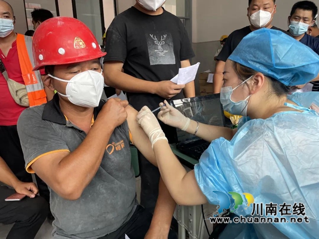 龙马潭区鱼塘街道:疫苗接种走进龙马高中,共筑工地人群免疫屏障(图1) 龙马潭区鱼塘街道:疫苗接种走进龙马高中,共筑工地人群免疫屏障(图1)