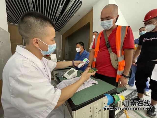 龙马潭区鱼塘街道:疫苗接种走进龙马高中,共筑工地人群免疫屏障(图2) 龙马潭区鱼塘街道:疫苗接种走进龙马高中,共筑工地人群免疫屏障(图2)