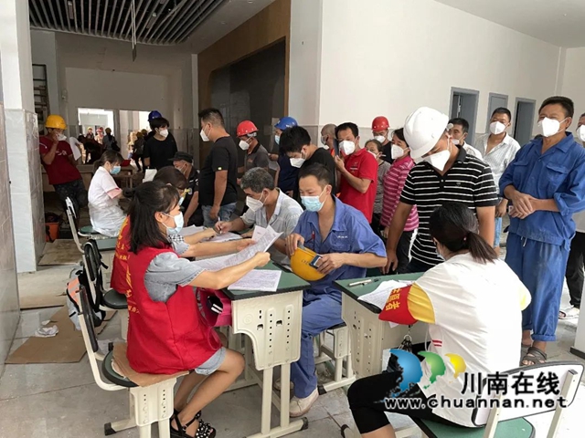 龙马潭区鱼塘街道:疫苗接种走进龙马高中,共筑工地人群免疫屏障(图3) 龙马潭区鱼塘街道:疫苗接种走进龙马高中,共筑工地人群免疫屏障(图3)