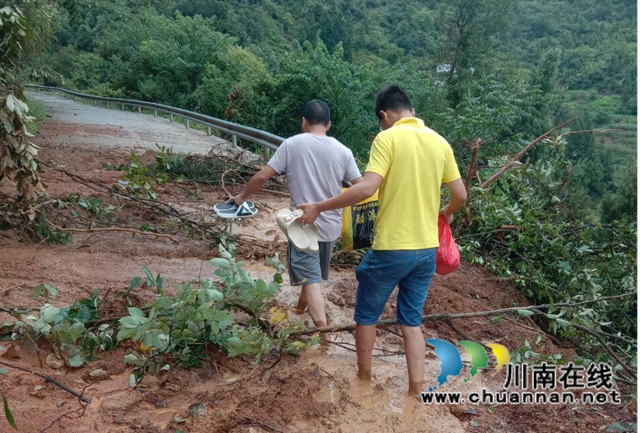 古蔺自然资源人黄敏:冲在抗洪救灾最前线(图1) 古蔺自然资源人黄敏:冲在抗洪救灾最前线(图1)