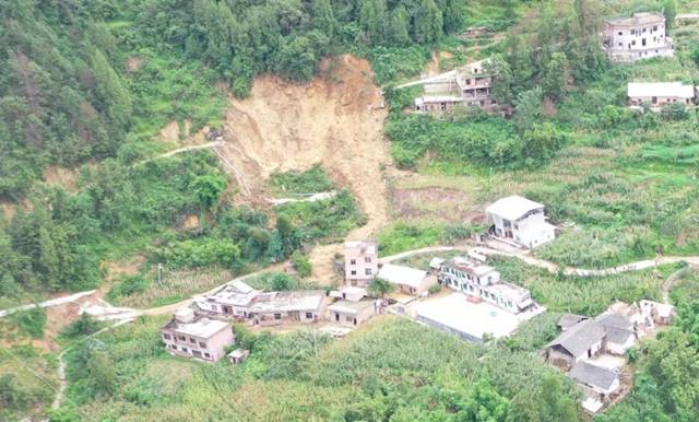 惊险！古蔺紧急撤离13户37人后，这里滑坡了...(图1)