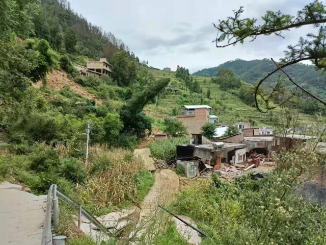 惊险！古蔺紧急撤离13户37人后，这里滑坡了...(图2)