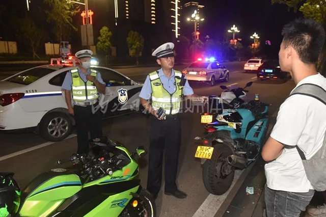 多路追击半个城！昨夜今晨，内江交警拉网设伏逮“赛摩”(图3)