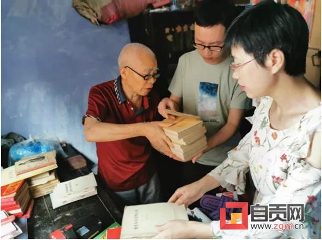 赞！自贡这位老人献出了自己的珍藏，有重要价值(图1)