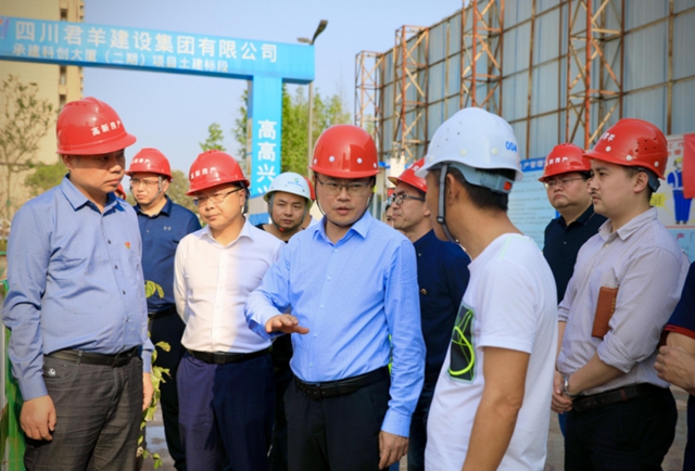 泸州高新区管委会主任张程率队开展五一节前安全检查(图2) 泸州高新区管委会主任张程率队开展五一节前安全检查(图2)