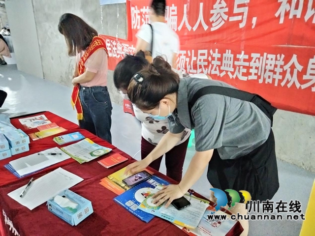 江阳区北城街道走进摩尔疫苗接种点开展反诈、禁毒宣传(图1)