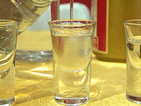 “中纪委”人员泸州倒卖15999/瓶“特供酒”，获利90余万，被警方抓获(图2)