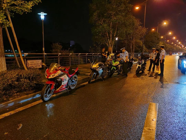 市民怒斥“鲍参子”！昨夜，内江交警兰桂大道“设伏”再捕“赛摩”(图3)