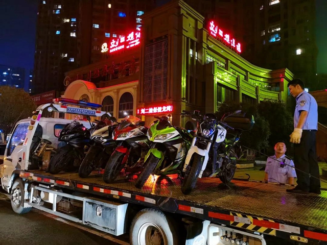 市民怒斥“鲍参子”！昨夜，内江交警兰桂大道“设伏”再捕“赛摩”(图9)