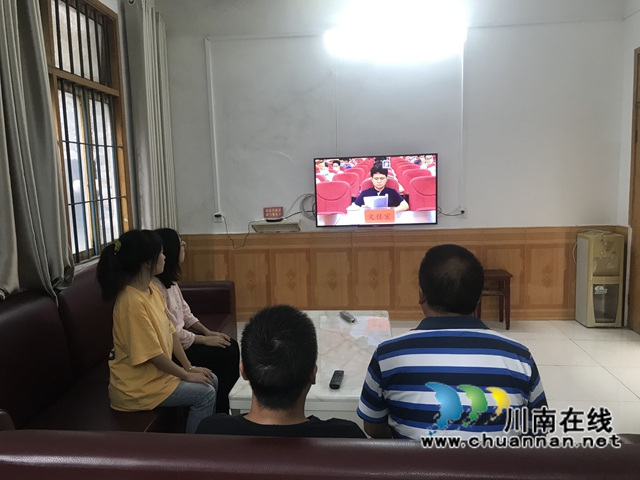 贵州三穗县民政局组织干部职工集中收看三穗县城乡人居环境综合整治“八大攻坚行动”动员大会(图2)