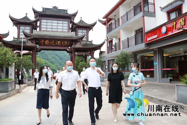 叙永县委书记廖俊调研中国沈酒庄(图1)