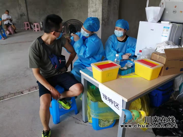 龙马潭区鱼塘街道：巡回接种，创新服务，加快筑牢免疫屏障(图1)