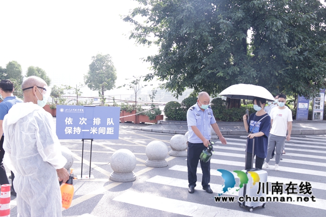 四川三河职业学院组织开展2021年秋季开学校门疫情管控演练工作(图2)
