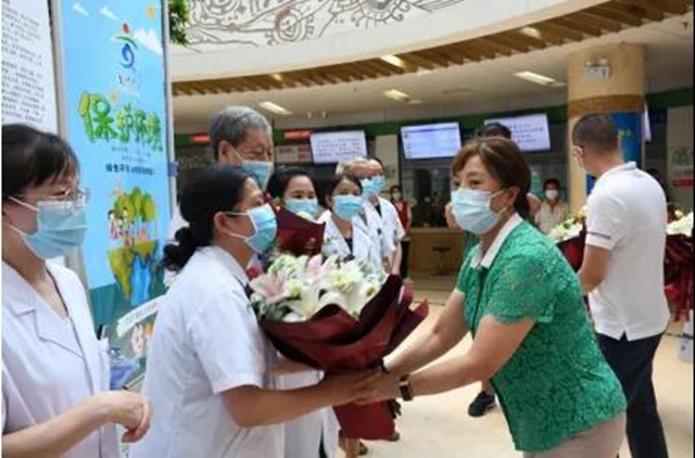 医师节｜泸州市副市长马宗慧慰问市中医院医师代表(图2)