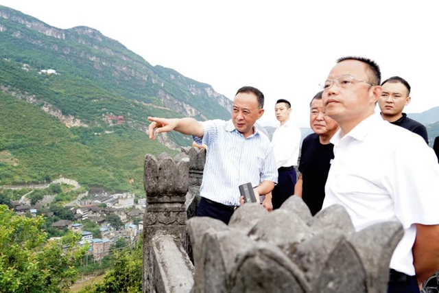 古蔺县委书记任晓波调研郎酒：加快推进“古蔺郎酒特色小镇”打造(图2)