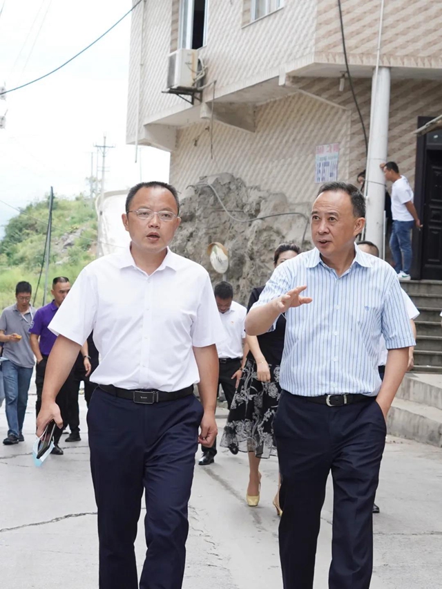 古蔺县委书记任晓波调研郎酒：加快推进“古蔺郎酒特色小镇”打造(图3)