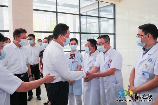 副省长杨兴平在合江县中医医院看望慰问医务工作者(图2)