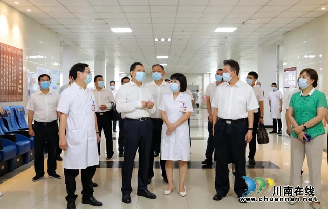 副省长杨兴平在合江县中医医院看望慰问医务工作者(图4)