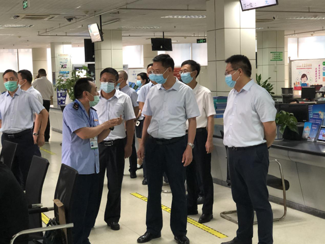 泸州市长余先河前往市政务服务大厅 调研“放管服”改革推进情况(图1)