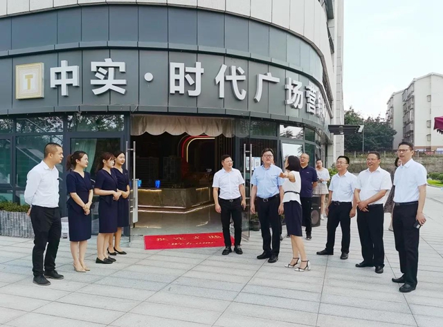 省商务厅领导调研中实时代广场消费新场景打造(图1)