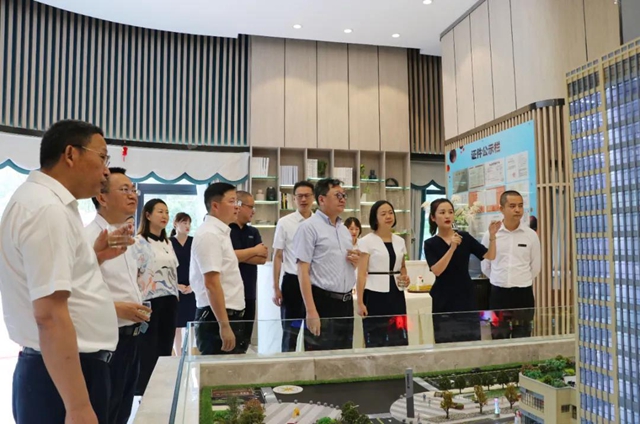 省商务厅领导调研中实时代广场消费新场景打造(图3)
