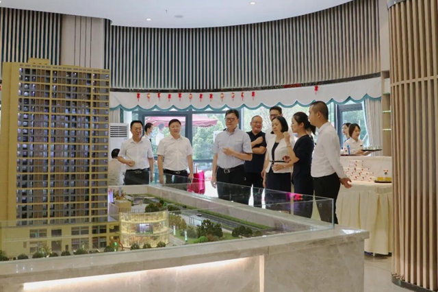 省商务厅领导调研中实时代广场消费新场景打造(图2)