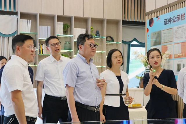 省商务厅领导调研中实时代广场消费新场景打造(图4)