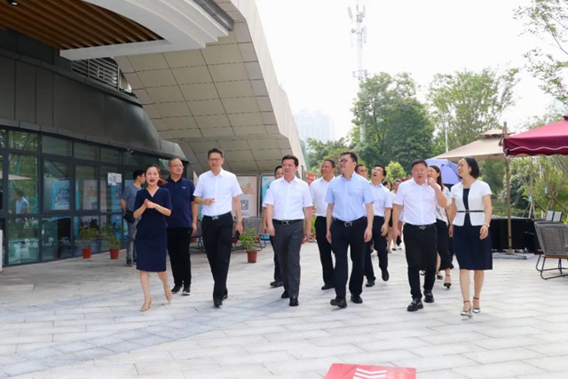省商务厅领导调研中实时代广场消费新场景打造(图5)