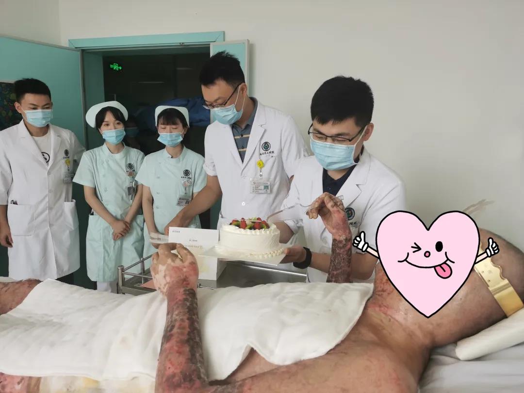 身在异乡“捡回一条命”的他 度过了最难忘的一次生日(图2)