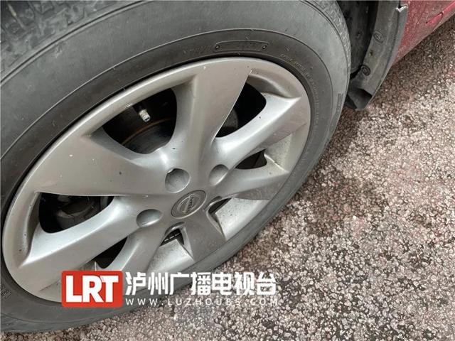 因场地被挡，泸州这群广场舞大妈竟对车辆下手了！(图2)