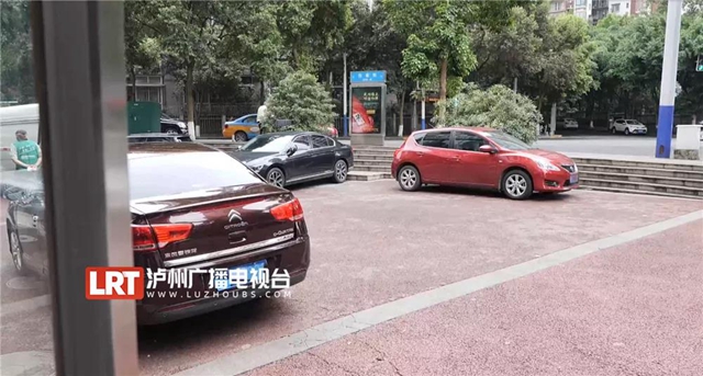 因场地被挡，泸州这群广场舞大妈竟对车辆下手了！(图6)