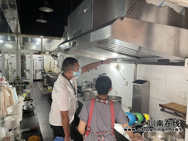 江阳区北城街道城垣社区开展餐饮行业油烟排放安全生产专项检查工作(图1)