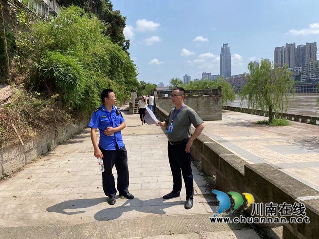 龙马潭区小市街道总河长陈健平开展巡河工作(图1)