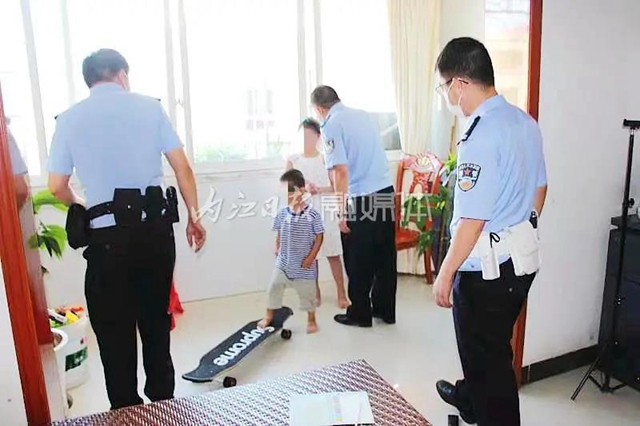 “救救我”!隆昌一高楼飘下带字纸巾!警方疾速出击,结果大吃一惊——(图1) “救救我”!隆昌一高楼飘下带字纸巾!警方疾速出击,结果大吃一惊——(图1)