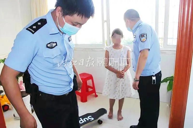 “救救我”!隆昌一高楼飘下带字纸巾!警方疾速出击,结果大吃一惊——(图2) “救救我”!隆昌一高楼飘下带字纸巾!警方疾速出击,结果大吃一惊——(图2)