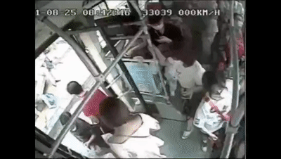 【关注】泸州女子突然晕倒，公交车师傅火速送医！(图1)