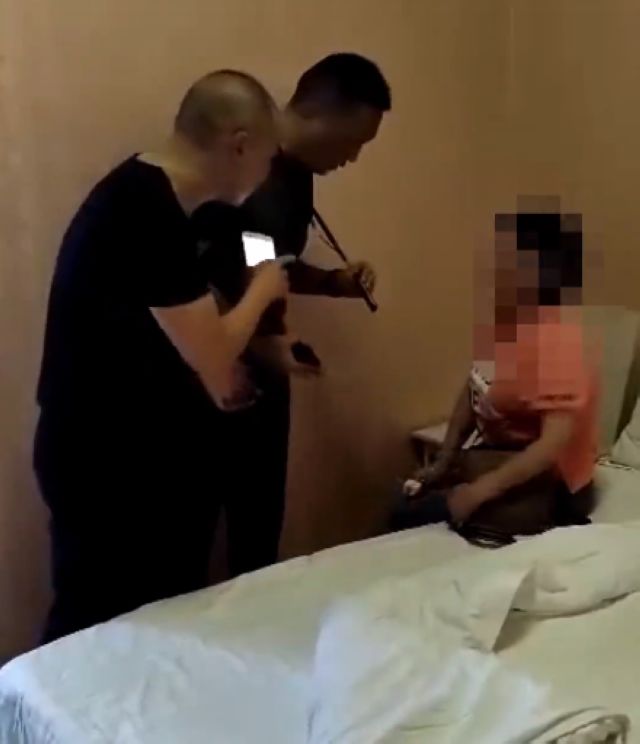 宜宾一女子差点被诈骗10万！民警火速冲进宾馆……(图5)