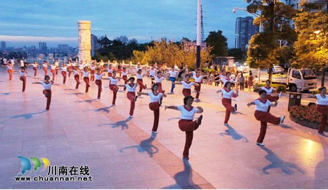 泸州市老年大学教师曾庆林：情钟木兰拳　舞出健康风采(图4)