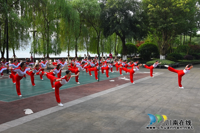 泸州市老年大学教师曾庆林：情钟木兰拳　舞出健康风采(图5)