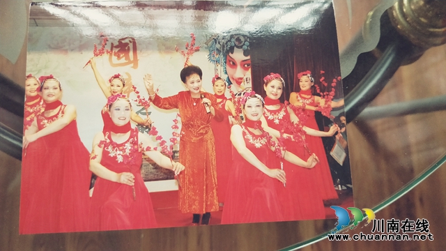 泸州市老年大学教师张明秀：翩翩青衣吟校园(图2)