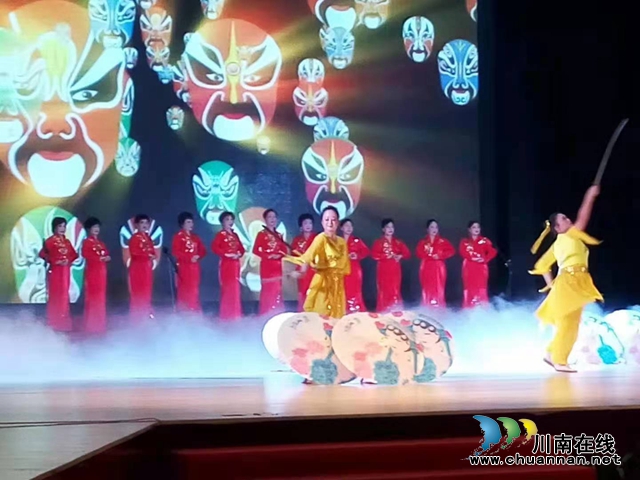 泸州市老年大学教师张明秀：翩翩青衣吟校园(图4)