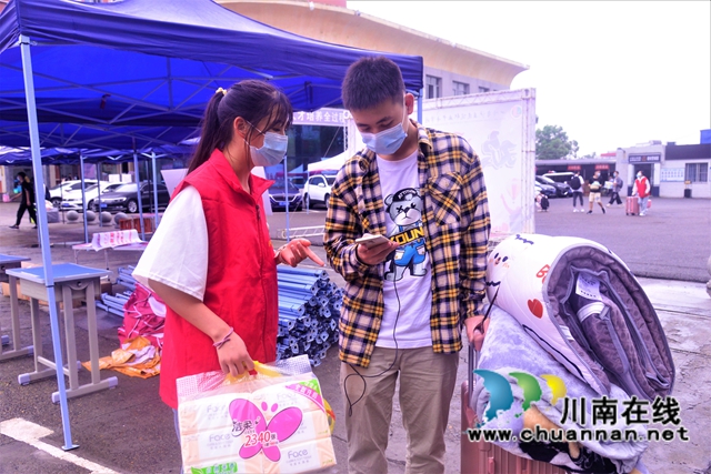 泸县建校顺利完成2021级新生报到工作(图2)